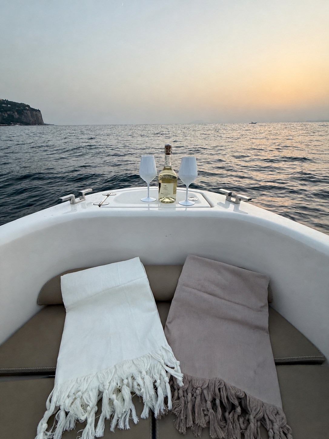 Aperitivo e teli mare preparati a bordo
