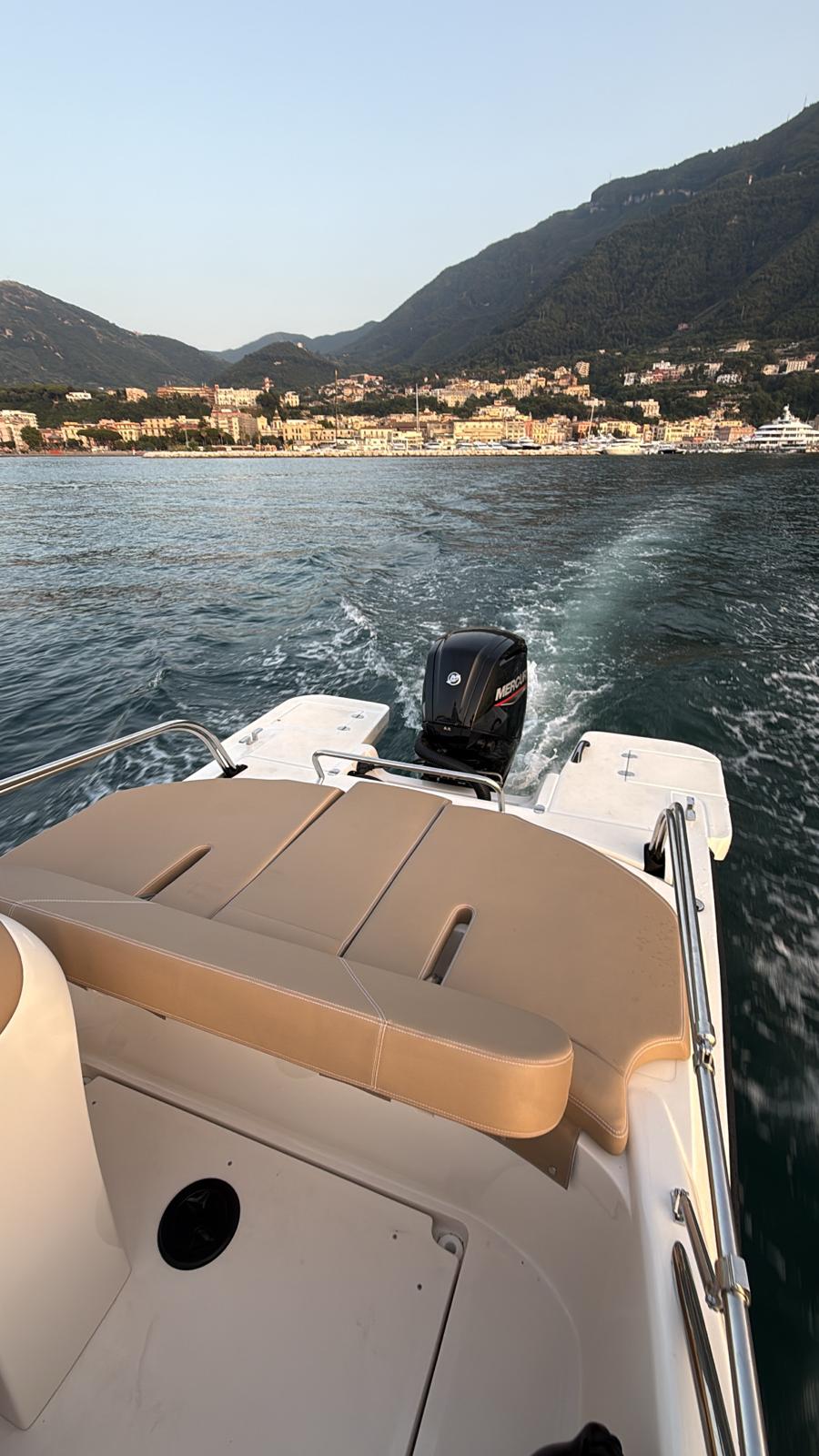 Barca privata in navigazione davanti alla costa di Castellammare