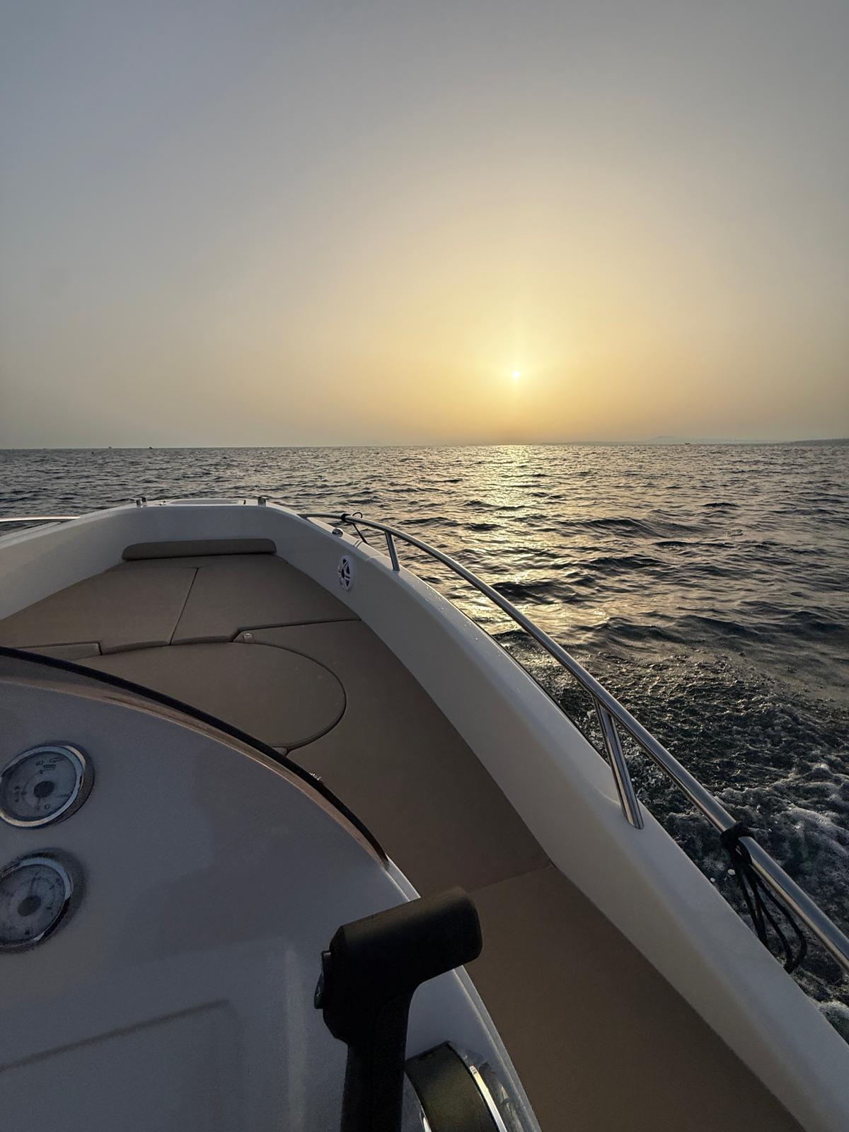 Navigazione al tramonto a bordo di una barca privata