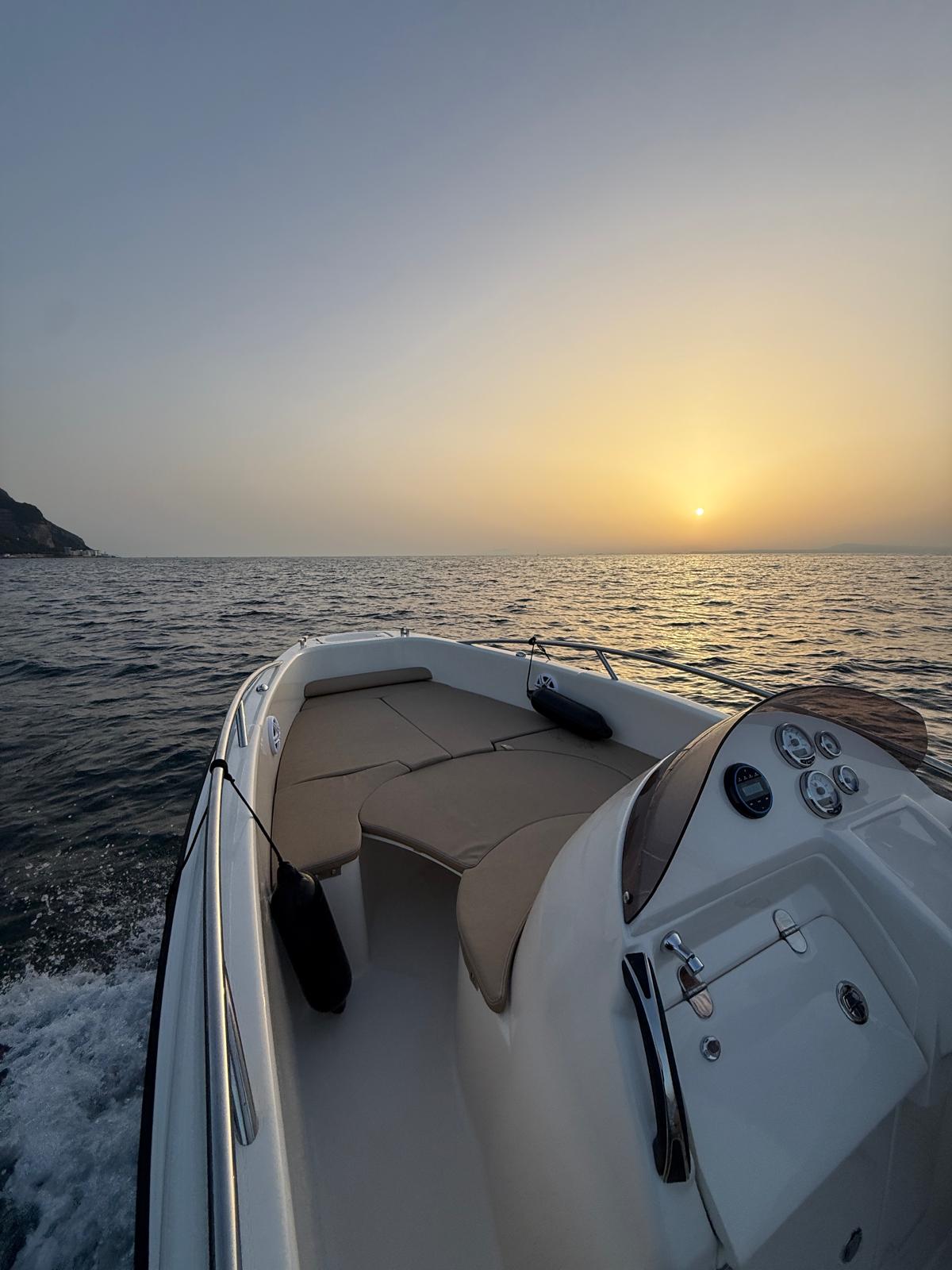 Barca privata in navigazione al tramonto