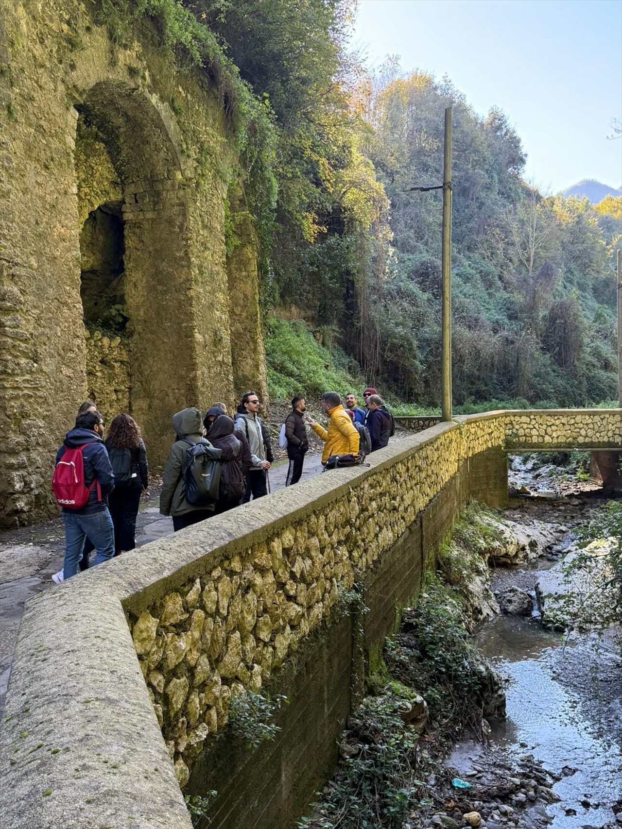 Il gruppo lungo il torrente nella Valle dei Mulini