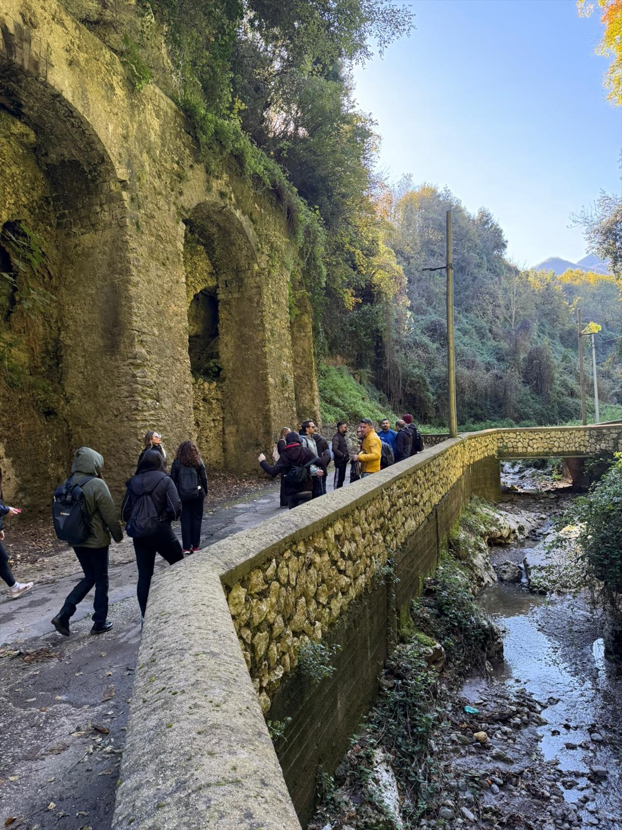 Cammino tra le strutture storiche della Valle dei Mulini