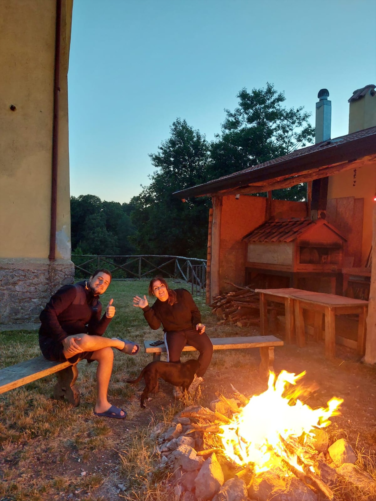 Momento conviviale intorno al fuoco