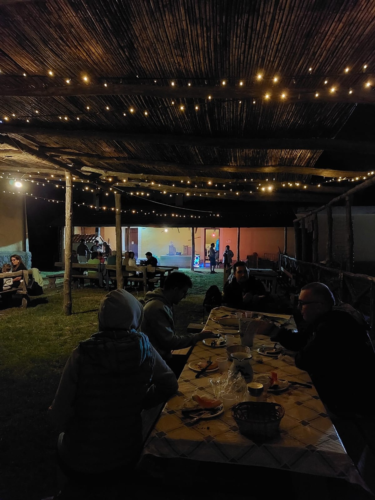 Cena conviviale in uno spazio rurale