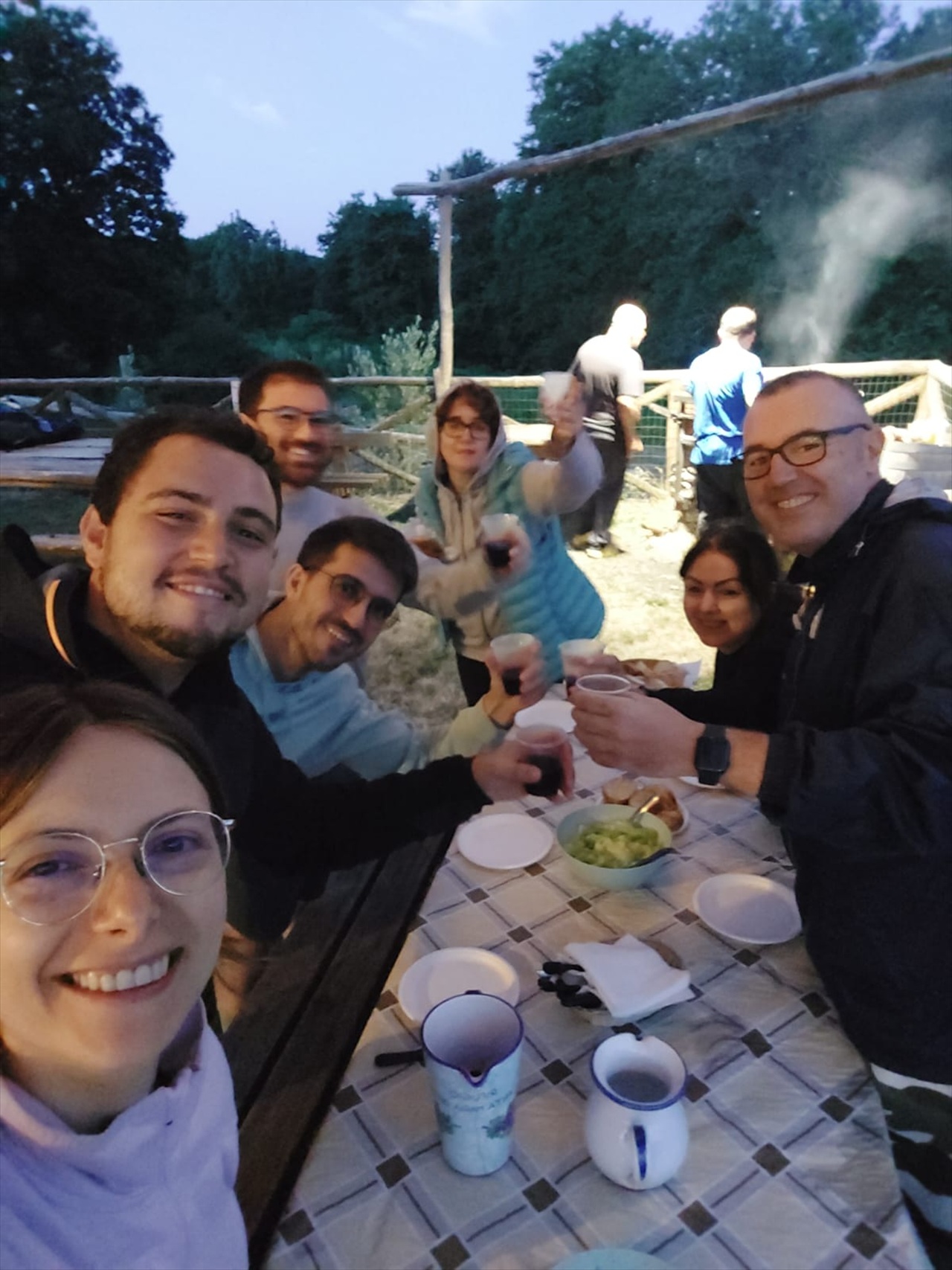 Gruppo riunito per un brindisi