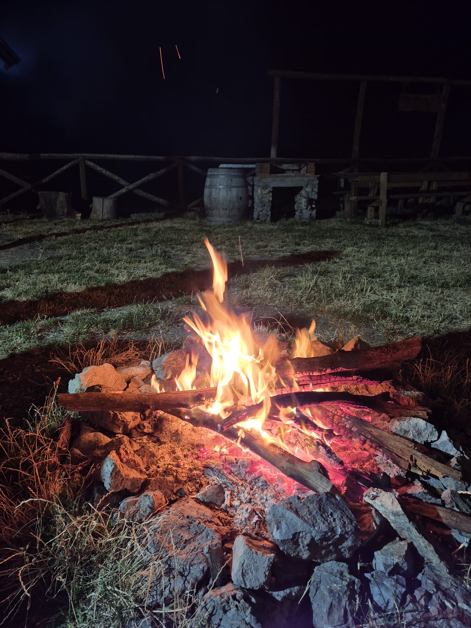 Fuoco acceso durante una serata all’aperto