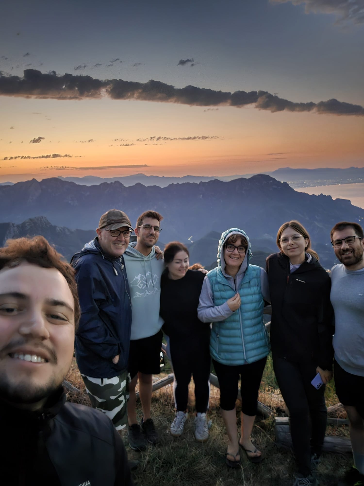 Gruppo di escursionisti al tramonto