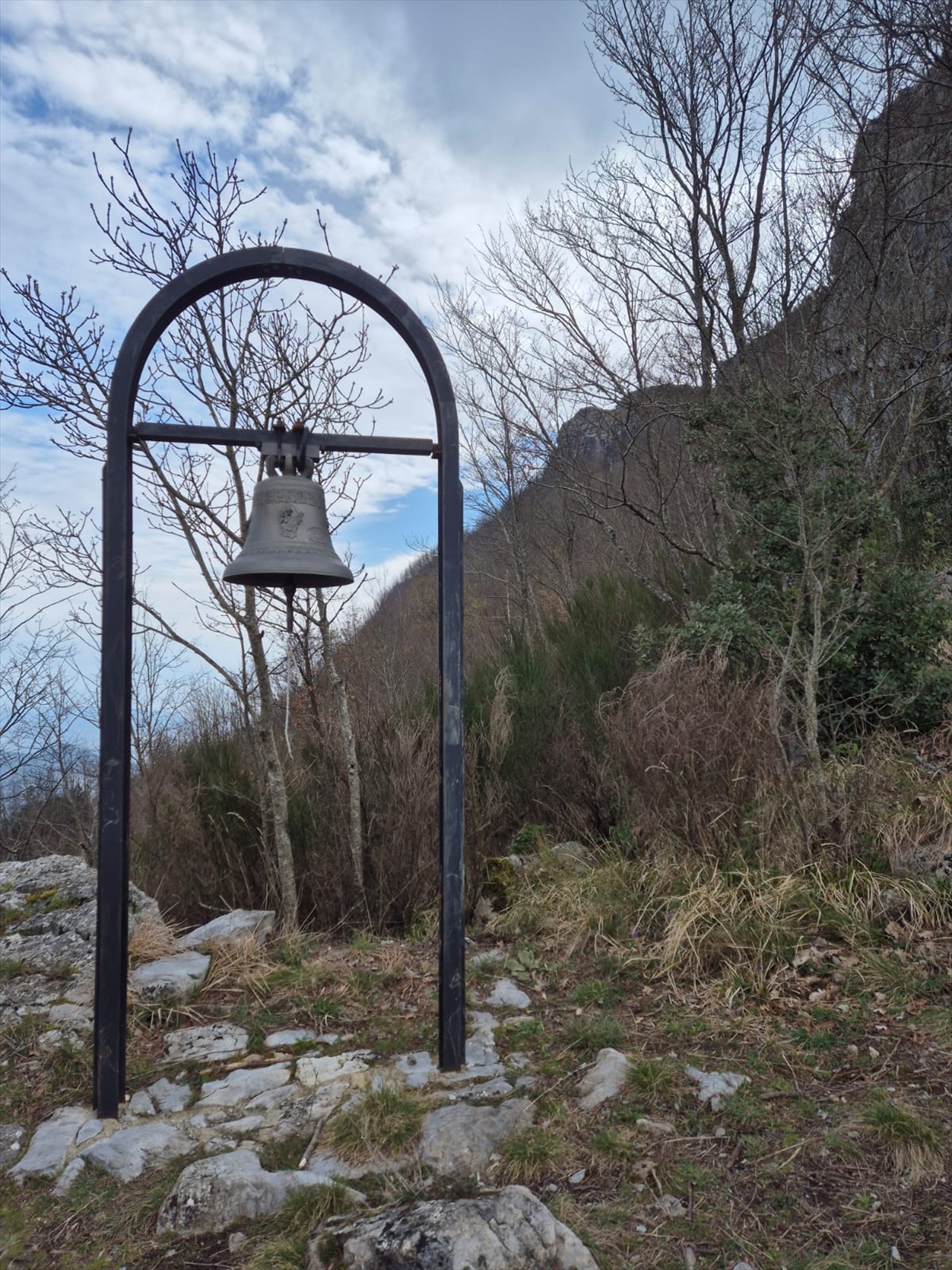 Campana lungo un sentiero di montagna