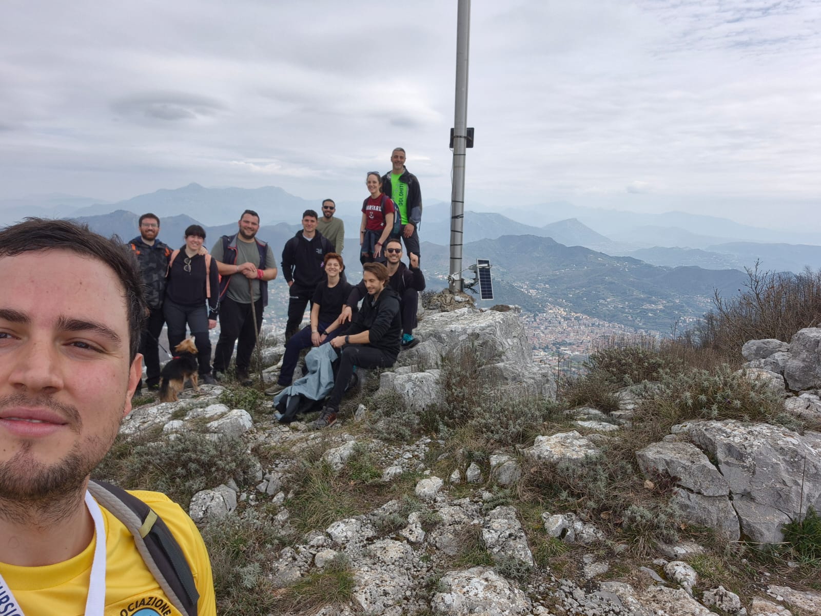 Gruppo di escursionisti su una vetta panoramica