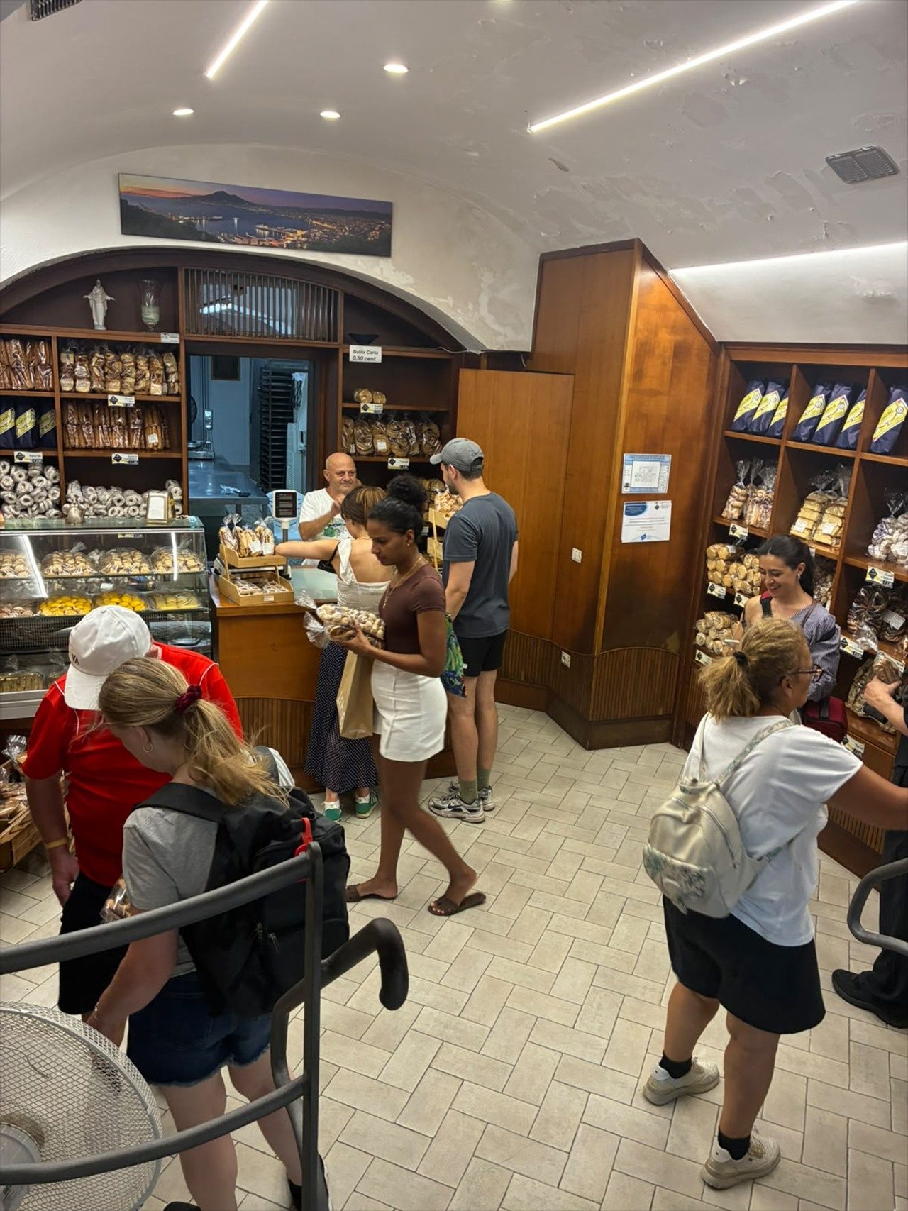 Partecipanti scoprono i biscotti tradizionali in un biscottificio stabiese