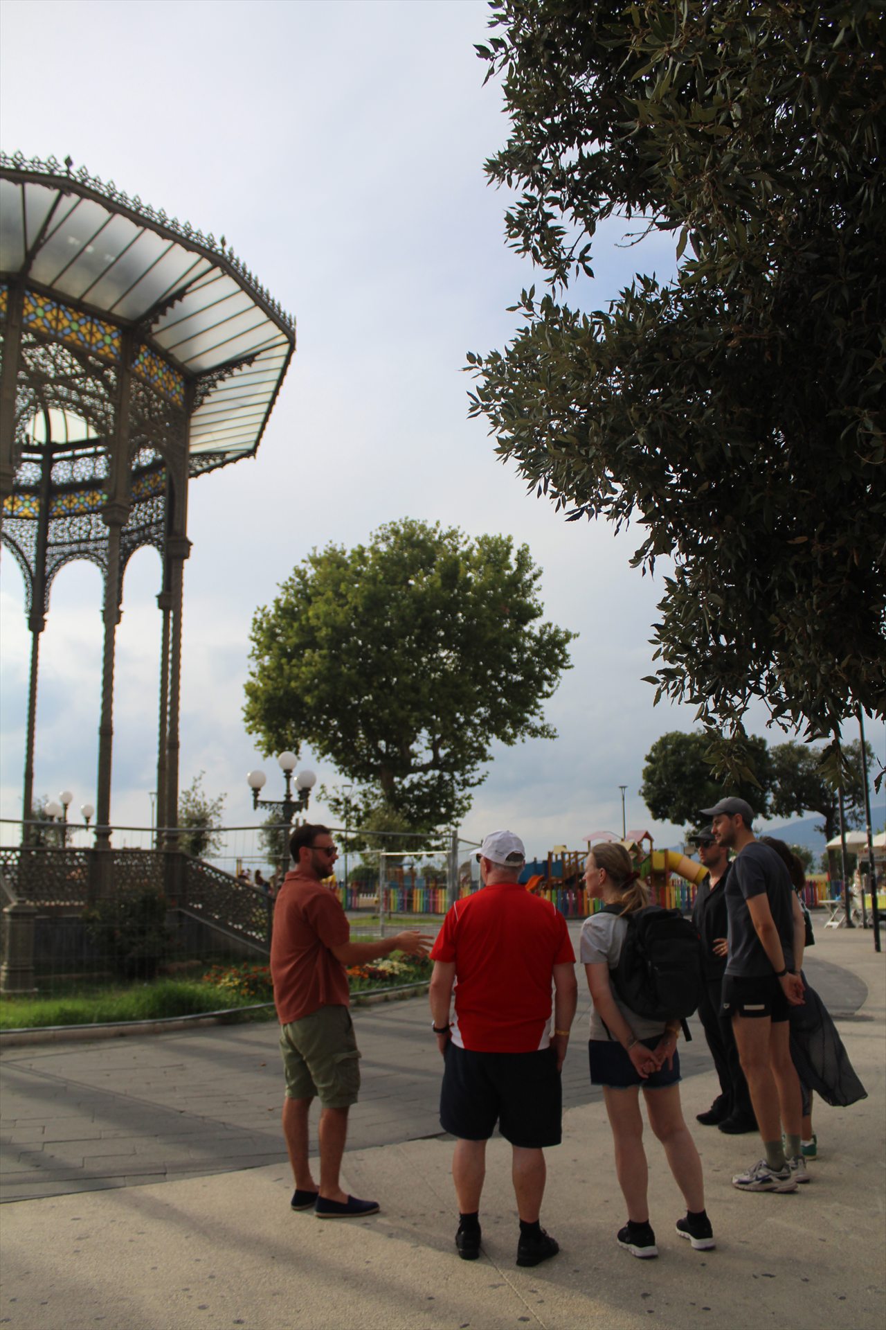 Gruppo del tour con la guida davanti alla Cassa armonica di Castellammare di Stabia