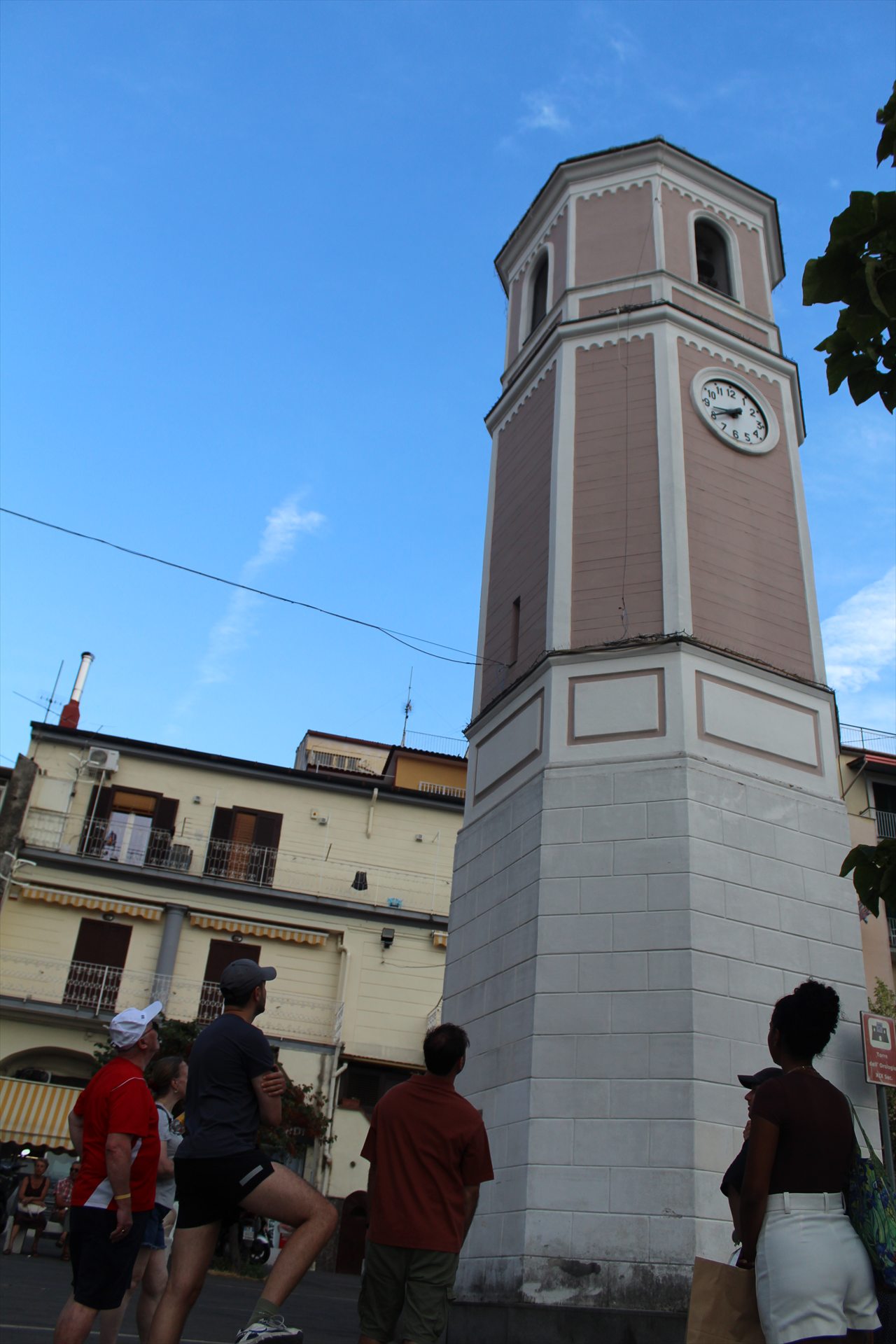 Gruppo del tour osserva la torre dell'orologio di Castellammare di Stabia