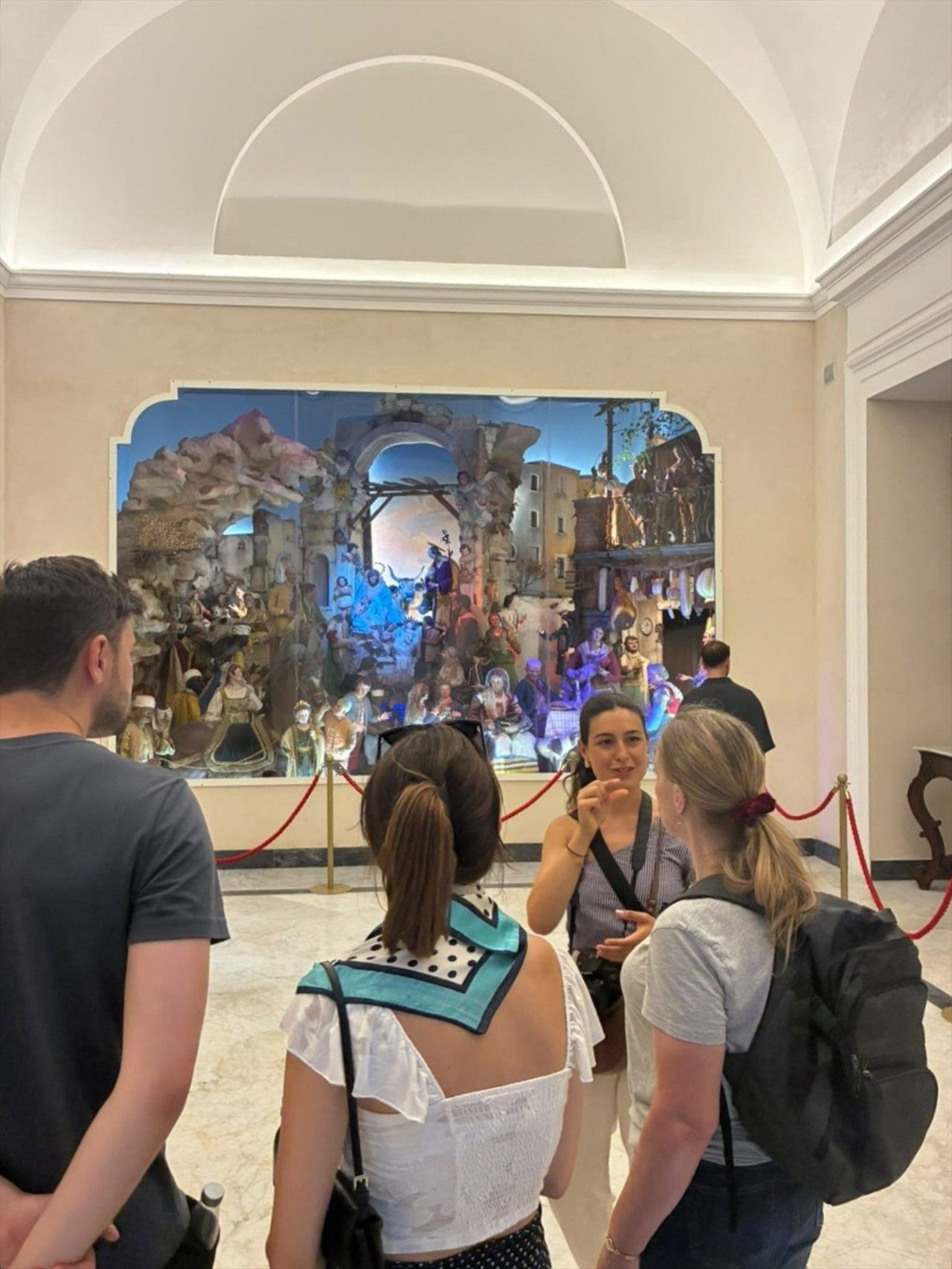 Guida racconta il presepe stabiese ai partecipanti del tour