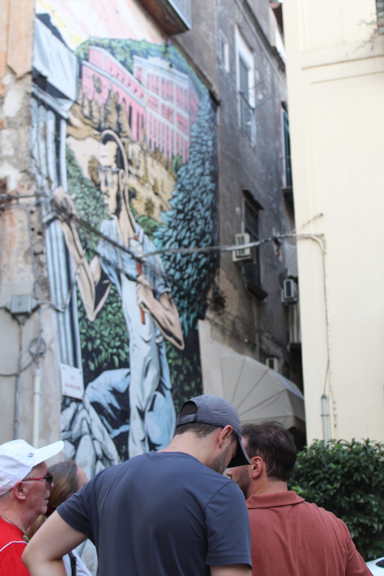 Gruppo del tour davanti a un murale nel centro antico di Castellammare di Stabia