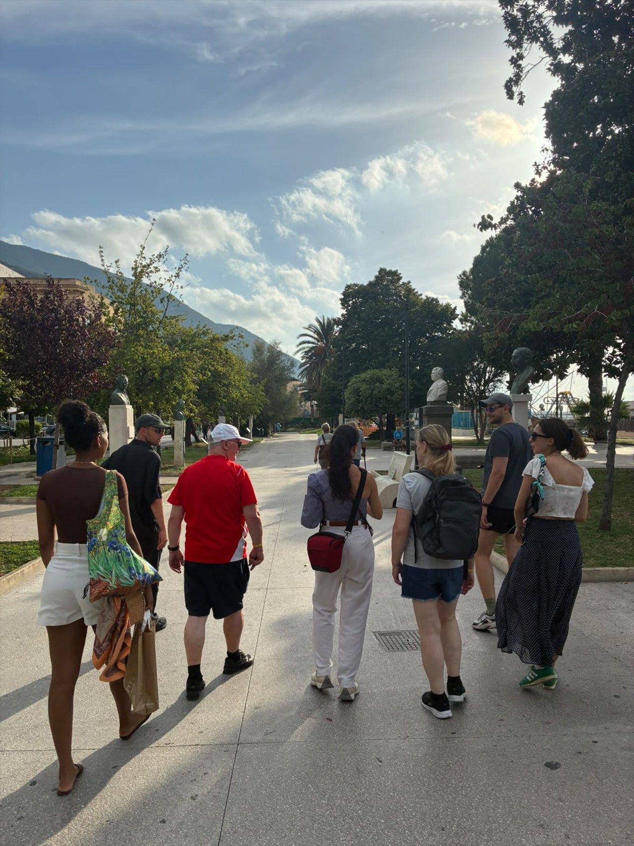 Gruppo del tour passeggia nella Villa Comunale di Castellammare di Stabia