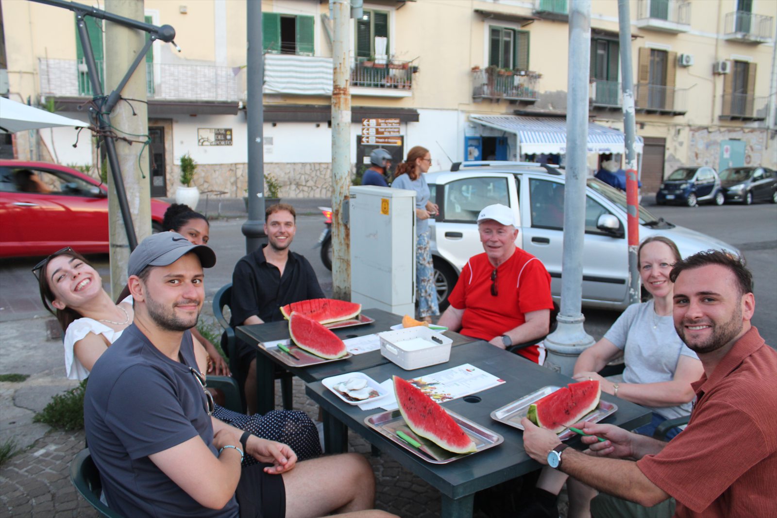 Gruppo del tour riunito per assaggiare l'anguria locale